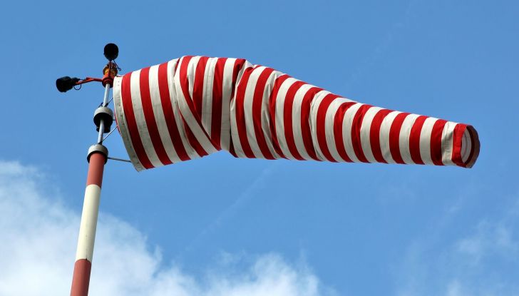 Guidare auto consigli vento forte