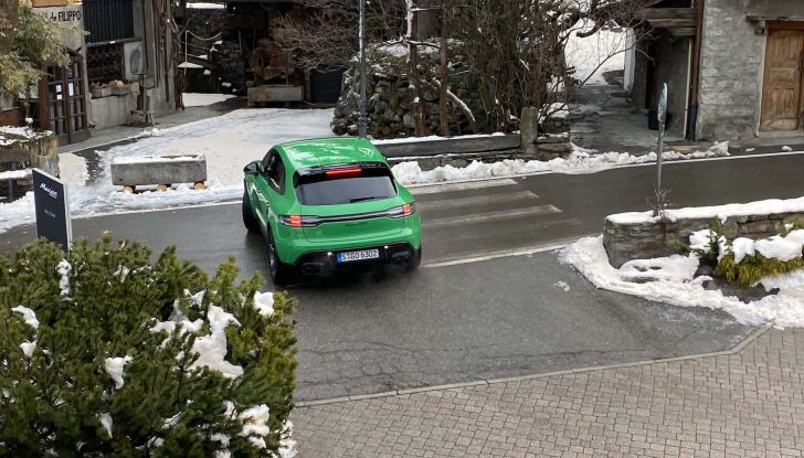 Porsche Macan 2022: la prova su strada della GTS da 440 cavalli in attesa della elettrica - Foto 8 di 25