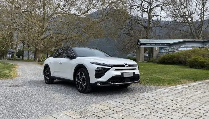 Citroen C5 X: la berlina ad assetto rialzato arriva in Italia da 33.250 Euro - Foto 1 di 21