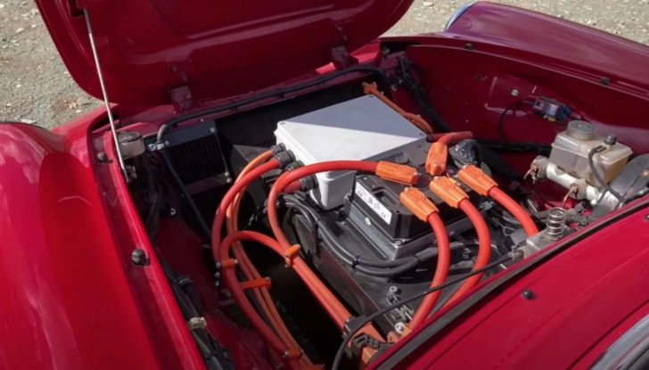 Alfa Romeo Spider: il restomod diventa elettrico con le batterie della Tesla Model S - Foto 6 di 9