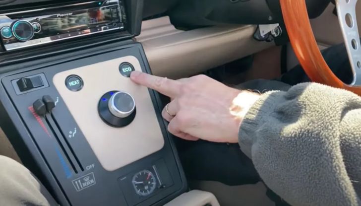 Alfa Romeo Spider: il restomod diventa elettrico con le batterie della Tesla Model S - Foto 9 di 9