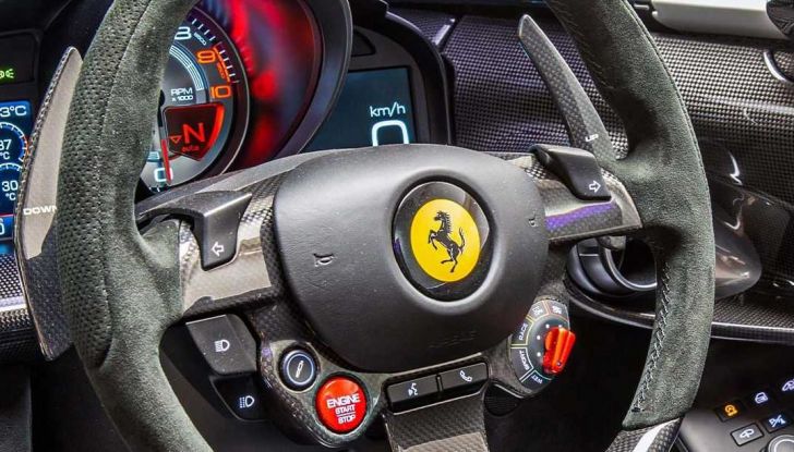 Ferrari Monza SP1: ecco l’esemplare Tailor Made in bianco e azzurro - Foto 3 di 4