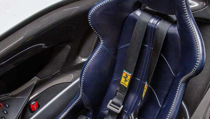 Ferrari Monza SP1: ecco l’esemplare Tailor Made in bianco e azzurro - Foto 4 di 4