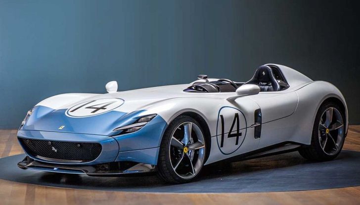 Ferrari Monza SP1: ecco l’esemplare Tailor Made in bianco e azzurro - Foto 1 di 4