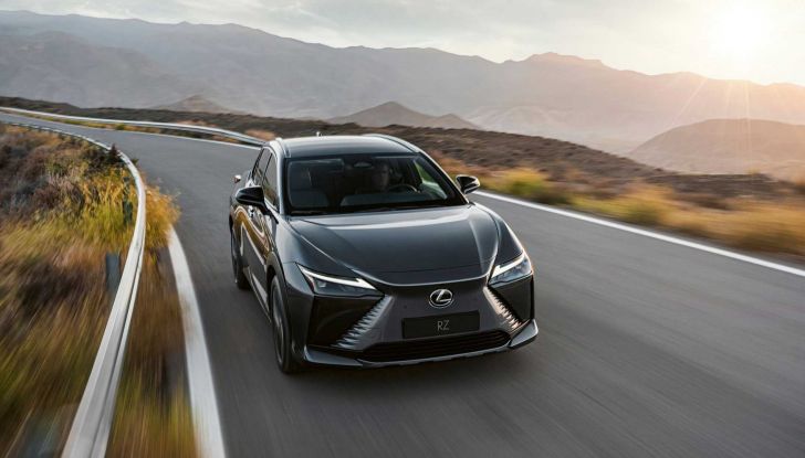 Lexus RZ 450e: il SUV elettrico che strizza l’occhio a Toyota e Subaru - Foto 10 di 24