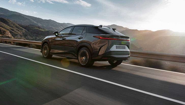 Lexus RZ 450e: il SUV elettrico che strizza l’occhio a Toyota e Subaru - Foto 12 di 24