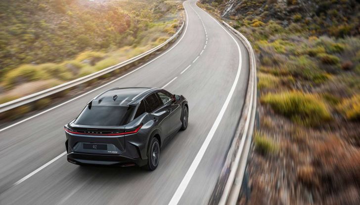 Lexus RZ 450e: il SUV elettrico che strizza l’occhio a Toyota e Subaru - Foto 13 di 24
