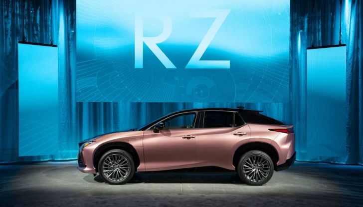 Lexus RZ 450e: il SUV elettrico che strizza l’occhio a Toyota e Subaru - Foto 3 di 24