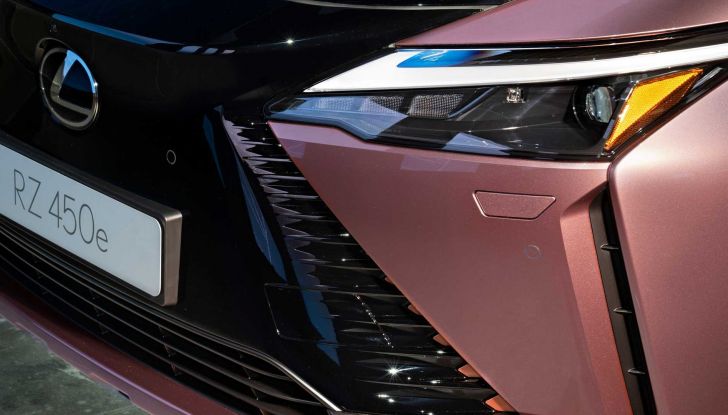 Lexus RZ 450e: il SUV elettrico che strizza l’occhio a Toyota e Subaru - Foto 6 di 24
