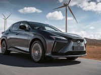 Lexus RZ 450e: il SUV elettrico che strizza l’occhio a Toyota e Subaru