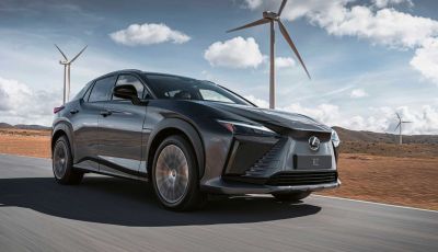 Lexus RZ 450e: il SUV elettrico che strizza l’occhio a Toyota e Subaru
