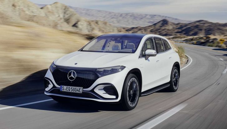 Mercedes EQS… SUV: l’ammiraglia elettrica passa all’assetto rialzato - Foto 2 di 16