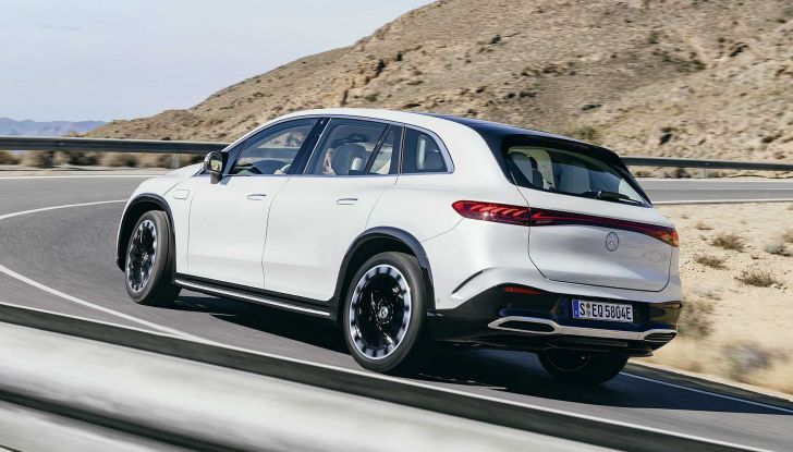 Mercedes EQS… SUV: l’ammiraglia elettrica passa all’assetto rialzato - Foto 3 di 16