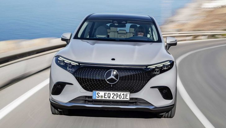 Mercedes EQS… SUV: l’ammiraglia elettrica passa all’assetto rialzato - Foto 7 di 16