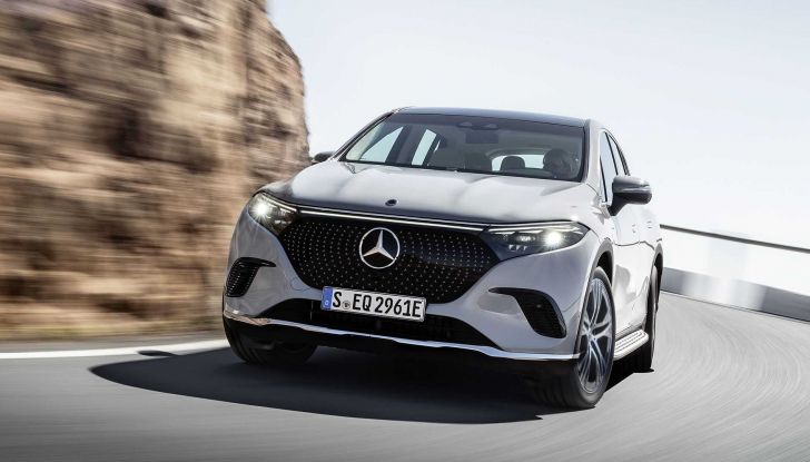 Mercedes EQS… SUV: l’ammiraglia elettrica passa all’assetto rialzato - Foto 1 di 16