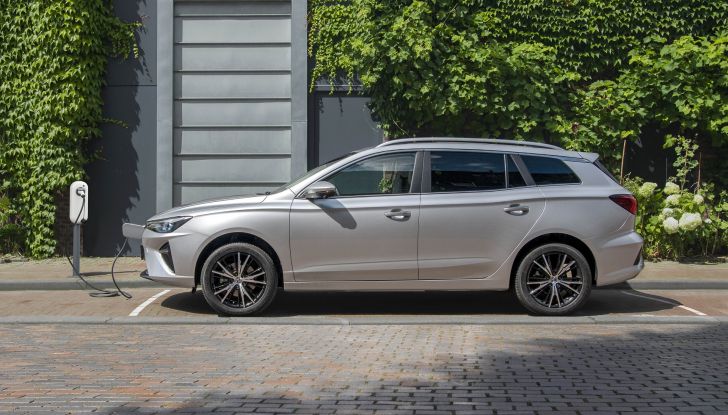 MG5 Electric: disponibile la nuova familiare a “passo lungo” da 31.050 Euro - Foto 11 di 17