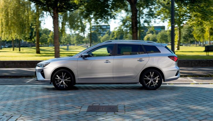 MG5 Electric: disponibile la nuova familiare a “passo lungo” da 31.050 Euro - Foto 7 di 17