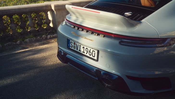 Porsche 911 Sport Classic: con 550 CV la Turbo S passa al cambio manuale - Foto 12 di 18