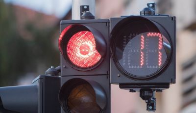 Semafori con countdown: saranno obbligatori anche per auto e moto