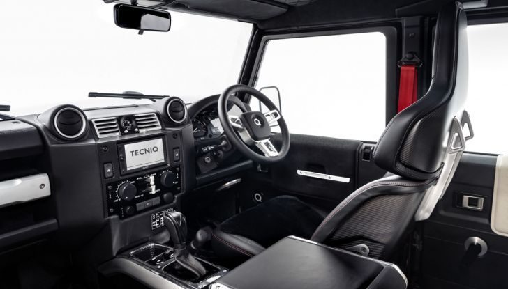 Land Rover Defender: la versione di Tecniq omaggia il Chinook della RAF - Foto 4 di 6