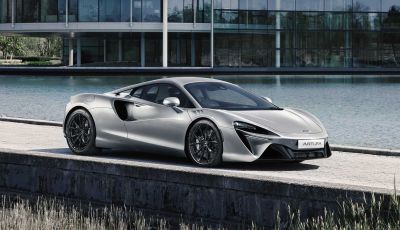 McLaren Artura: la supercar ibrida rende onore alla regina Elisabetta II