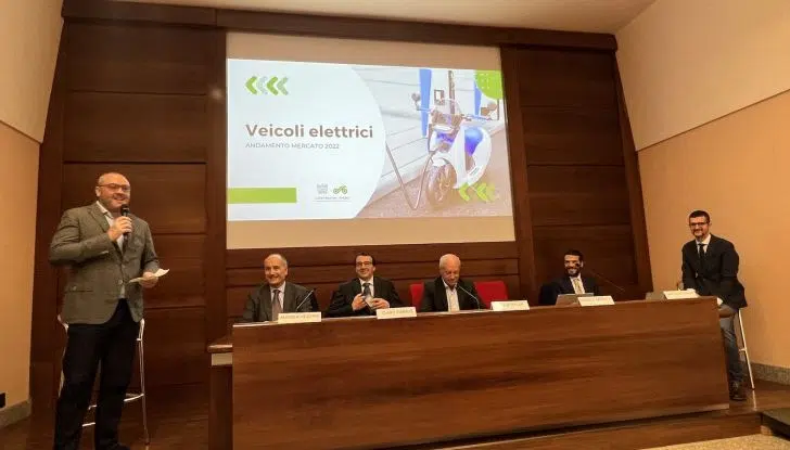 Colonnine elettriche: si va verso la proroga degli incentivi e il mondo moto ringrazia - Foto 1 di 16