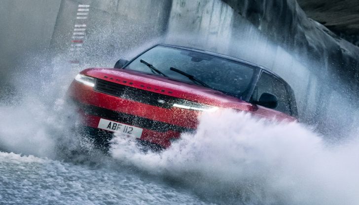 Range Rover Sport 2022: la terza generazione del SUV sportivo si rifà il look - Foto 10 di 14