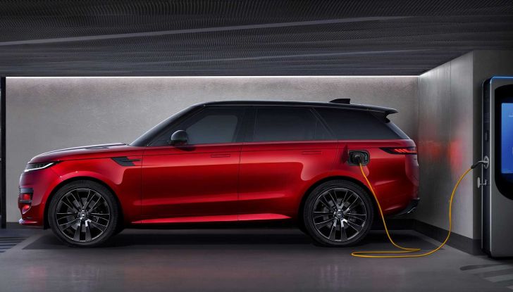 Range Rover Sport 2022: la terza generazione del SUV sportivo si rifà il look - Foto 6 di 14