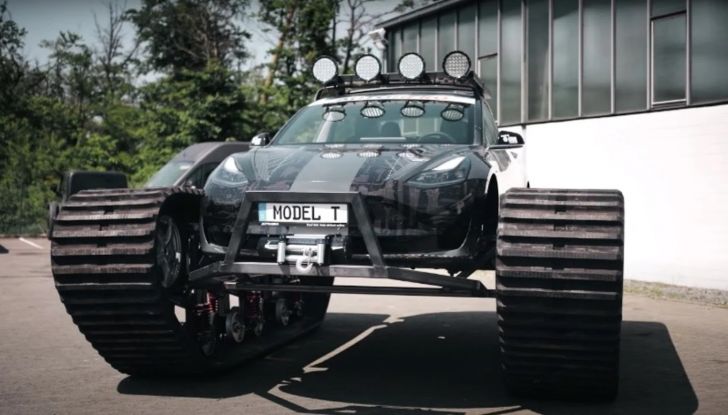 Tesla Model 3: ecco come è stata trasformata in un carro armato! - Foto 2 di 8