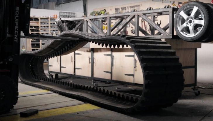 Tesla Model 3: ecco come è stata trasformata in un carro armato! - Foto 7 di 8