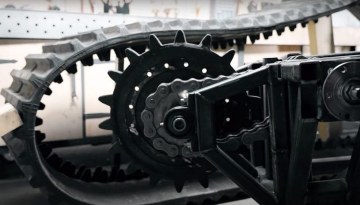 Tesla Model 3: ecco come è stata trasformata in un carro armato! - Foto 8 di 8