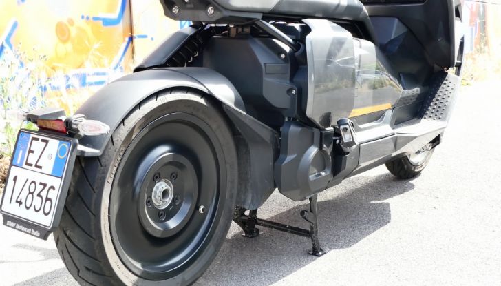 BMW CE04: test ride del nuovo scooter elettrico - Foto 17 di 51