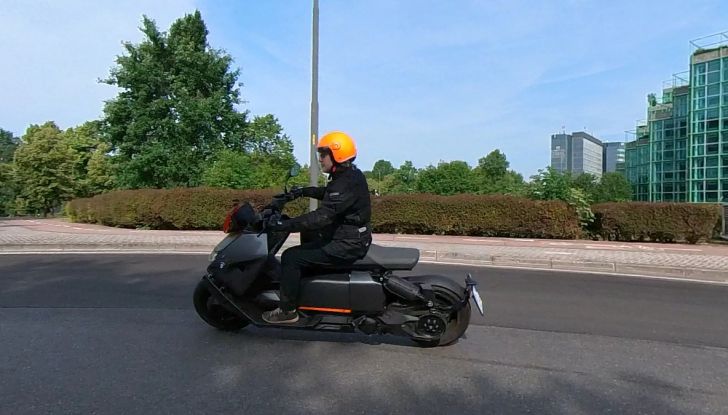 BMW CE04: test ride del nuovo scooter elettrico - Foto 39 di 51