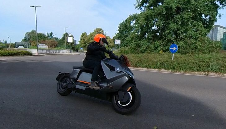 BMW CE04: test ride del nuovo scooter elettrico - Foto 42 di 51