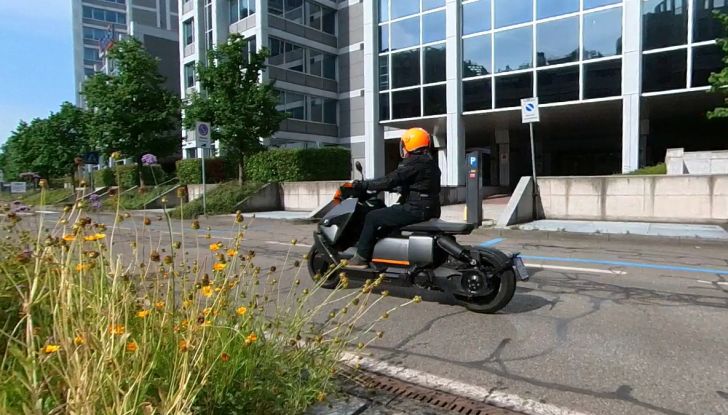 BMW CE04: test ride del nuovo scooter elettrico - Foto 49 di 51
