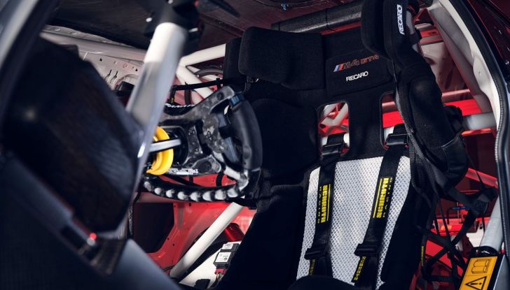 BMW M4 GT4: la versione aggiornata da pista arriva a 550 cavalli - Foto 13 di 14