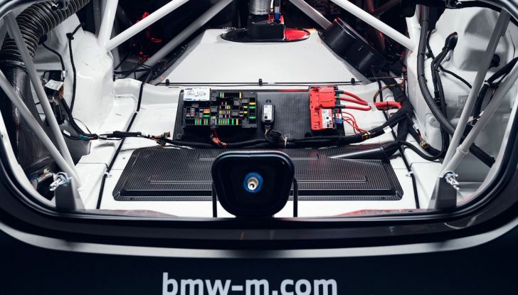 BMW M4 GT4: la versione aggiornata da pista arriva a 550 cavalli - Foto 14 di 14