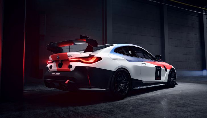 BMW M4 GT4: la versione aggiornata da pista arriva a 550 cavalli - Foto 7 di 14