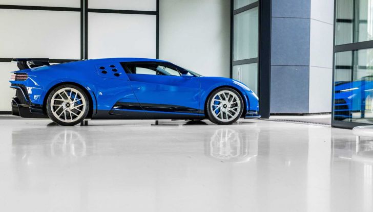 Bugatti Centodieci: il primo esemplare rende omaggio alla EB110 Blue - Foto 10 di 13