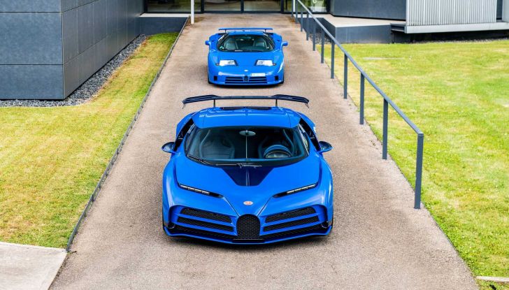 Bugatti Centodieci: il primo esemplare rende omaggio alla EB110 Blue - Foto 2 di 13