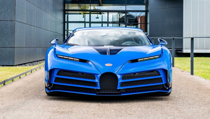 Bugatti Centodieci: il primo esemplare rende omaggio alla EB110 Blue - Foto 3 di 13