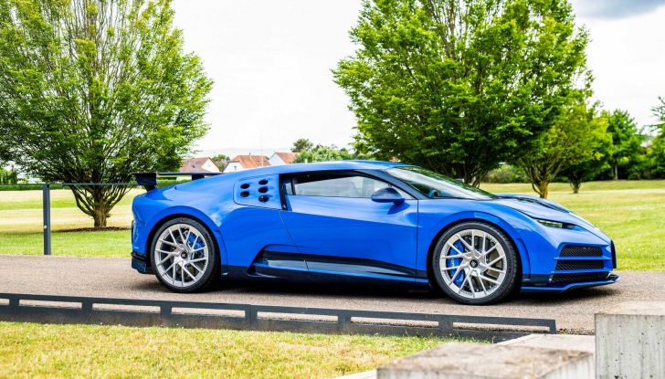 Bugatti Centodieci: il primo esemplare rende omaggio alla EB110 Blue - Foto 4 di 13