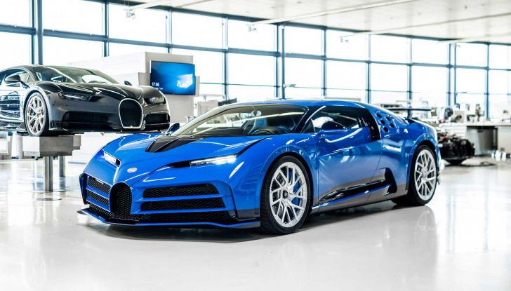 Bugatti Centodieci: il primo esemplare rende omaggio alla EB110 Blue - Foto 7 di 13