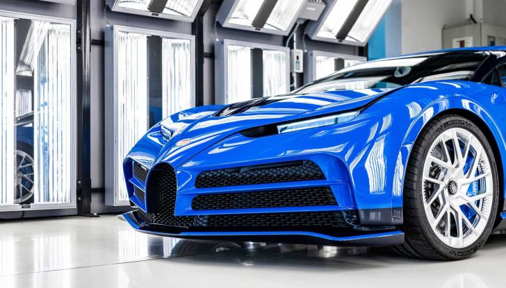 Bugatti Centodieci: il primo esemplare rende omaggio alla EB110 Blue - Foto 8 di 13