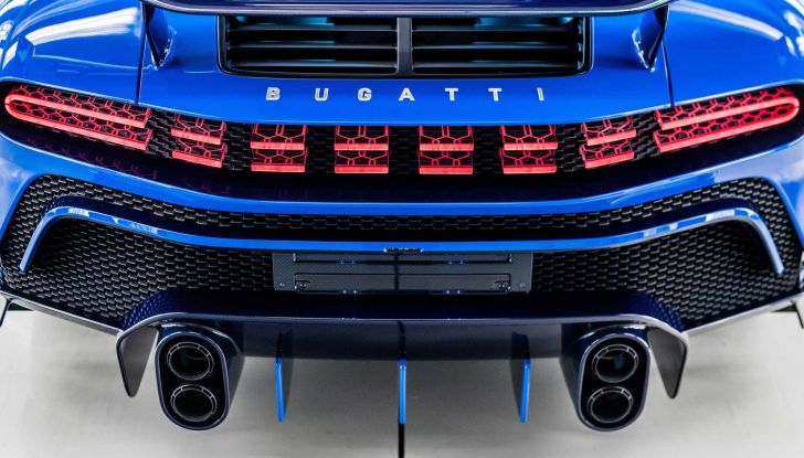 Bugatti Centodieci: il primo esemplare rende omaggio alla EB110 Blue - Foto 9 di 13