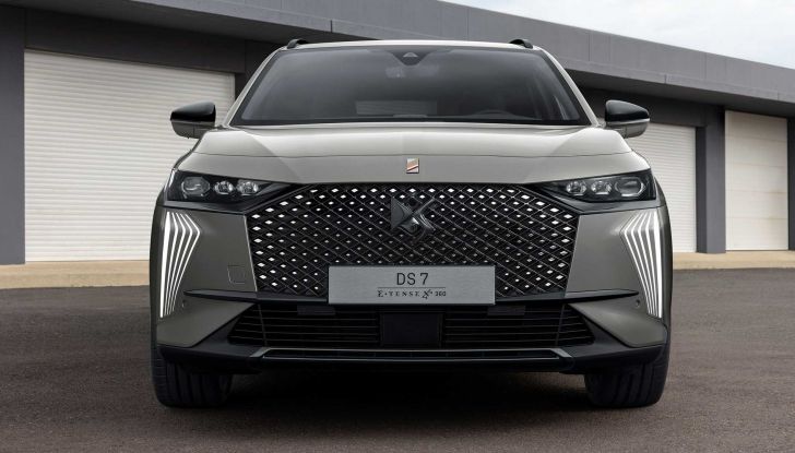 Nuovo DS7 2022: prezzi, motori e allestimenti del SUV francese provato su strada - Foto 3 di 17