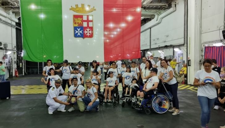 Una Ferrari solca il ponte della portaerei Garibaldi… in segno di solidarietà - Foto 10 di 11