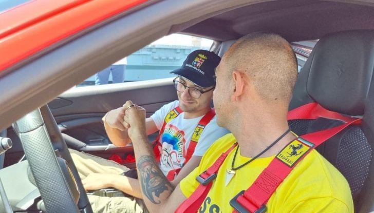 Una Ferrari solca il ponte della portaerei Garibaldi… in segno di solidarietà - Foto 11 di 11