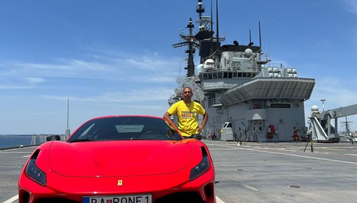 Una Ferrari solca il ponte della portaerei Garibaldi… in segno di solidarietà - Foto 2 di 11