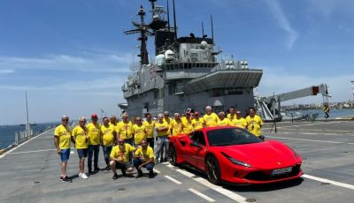 Una Ferrari solca il ponte della portaerei Garibaldi… in segno di solidarietà